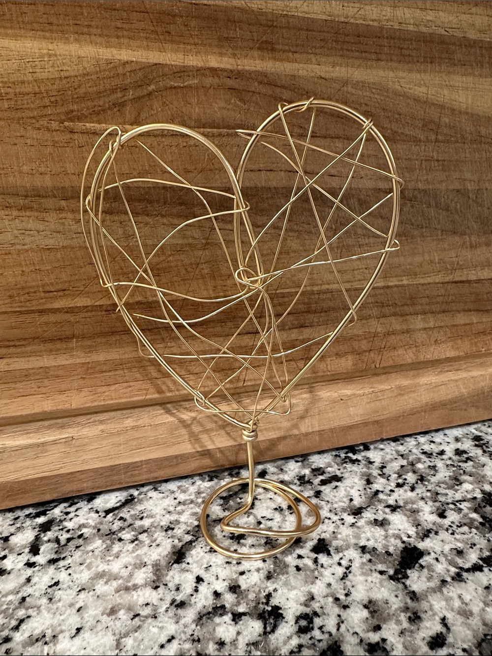 Gold Wire Heart Sculpture Stand - Unbranded